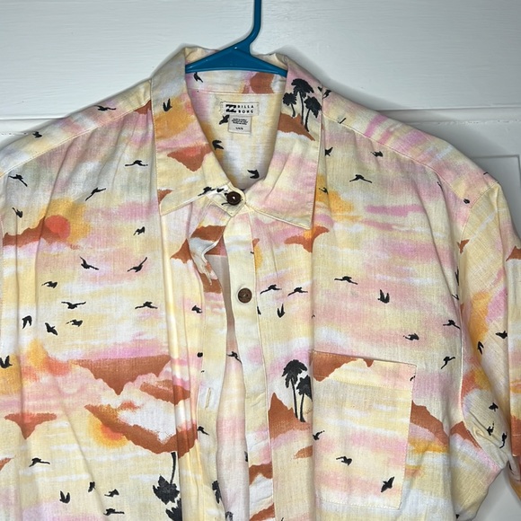 Short sleeve button front flock of birds top - Picture 2 of 2